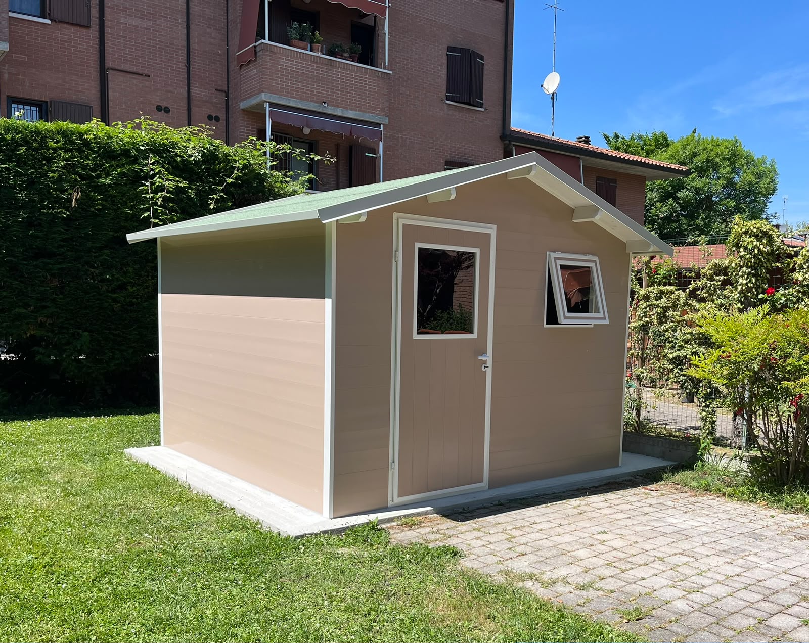 Casotto compatto da giardino per attrezzi