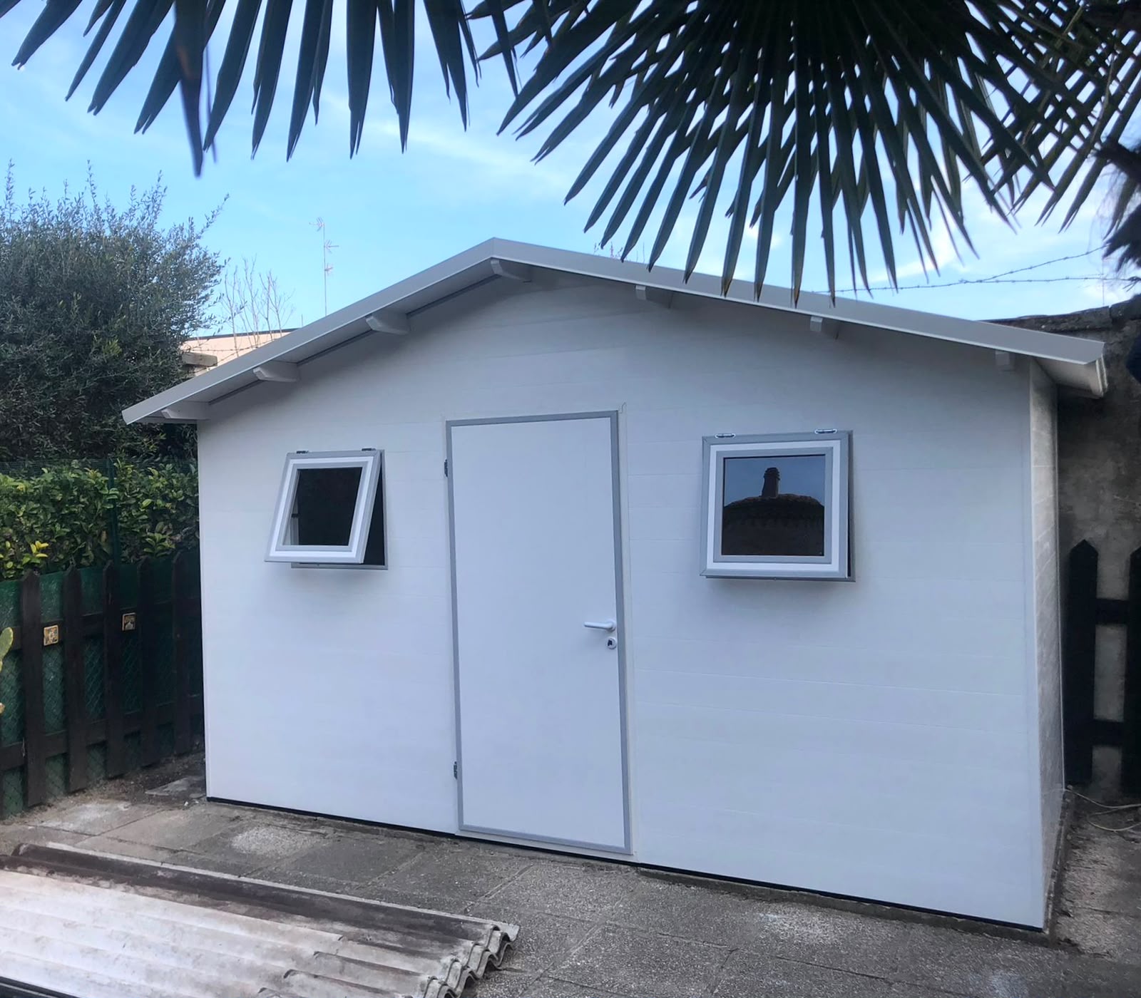 Casetta da giardino colore avorio su basamento