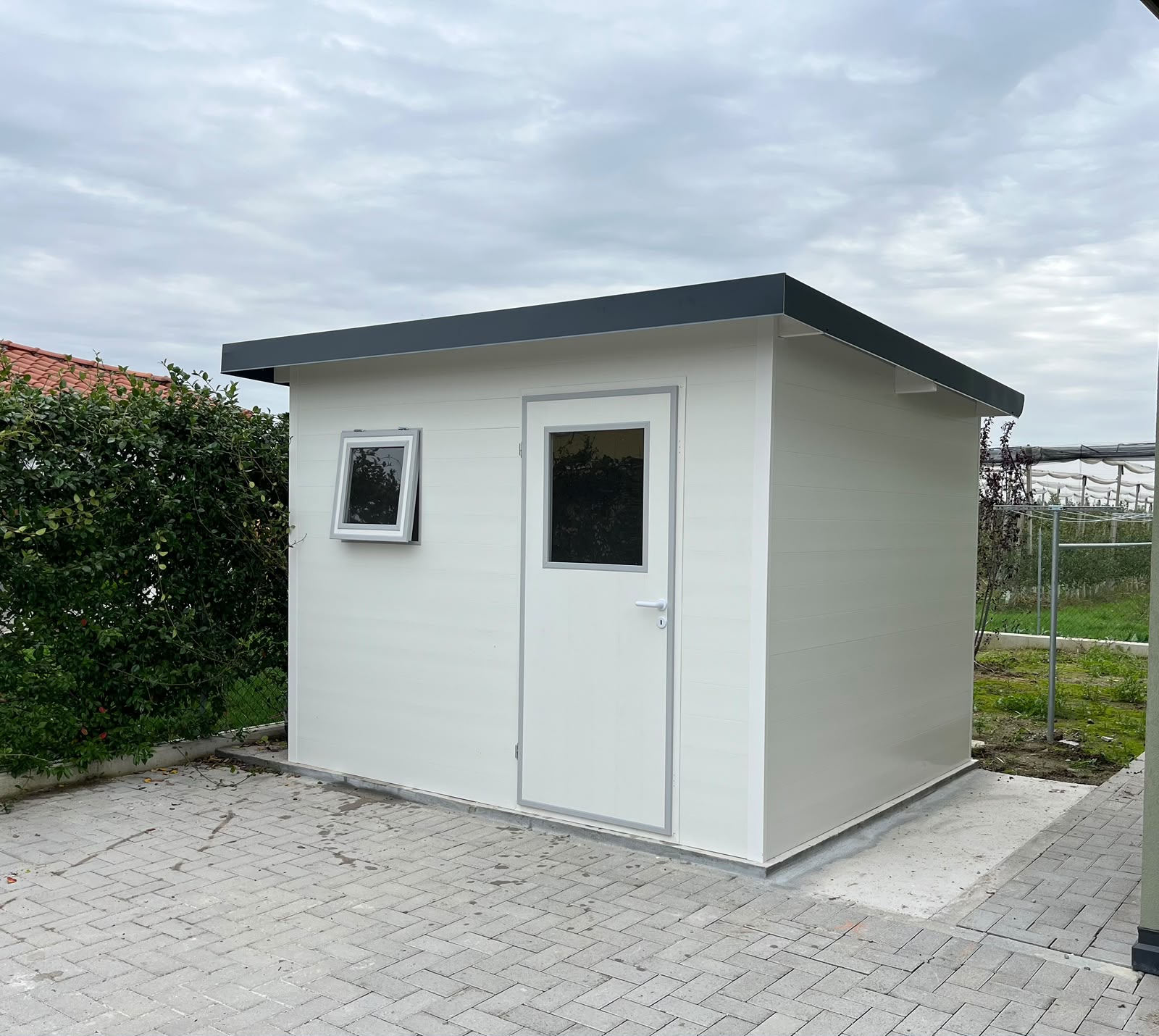 Casetta da giardino posizionata addossata al muro