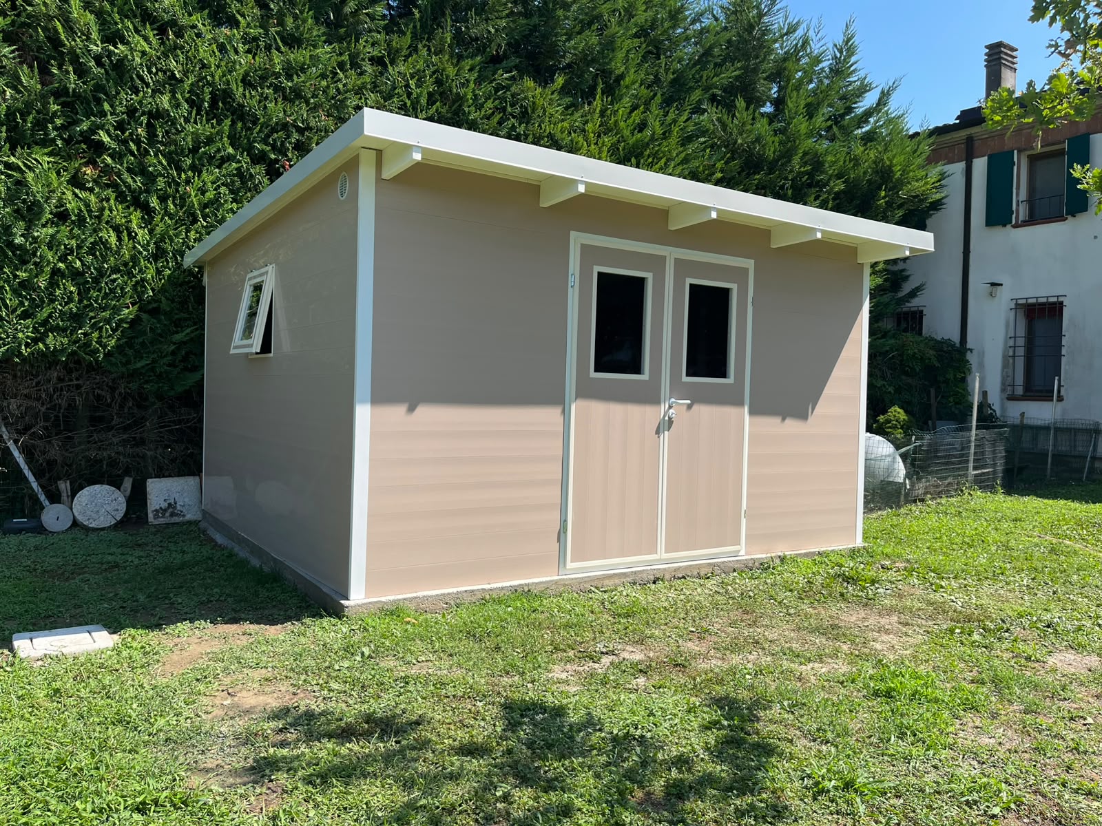 Casetta in PVC con finestra e luce naturale